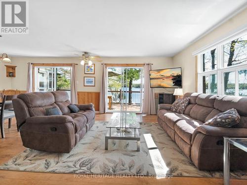Living room - 1346 Wahta #2 Road S, Georgian Bay, ON - Indoor Photo Showing Living Room