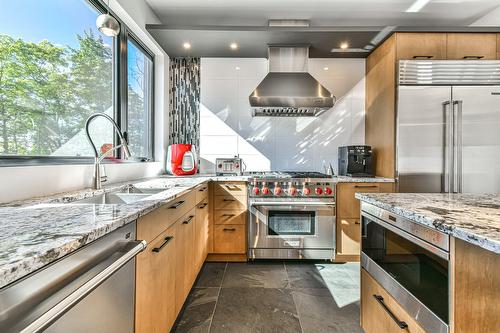 Cuisine - 700 Mtée De L'Adret, Sainte-Adèle, QC - Indoor Photo Showing Kitchen With Upgraded Kitchen