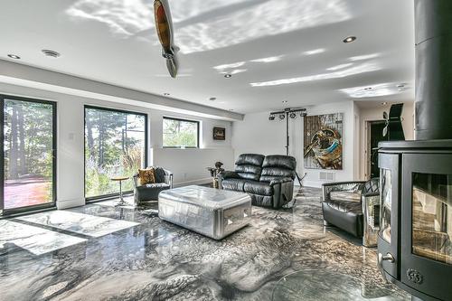 Salle familiale - 700 Mtée De L'Adret, Sainte-Adèle, QC - Indoor Photo Showing Living Room