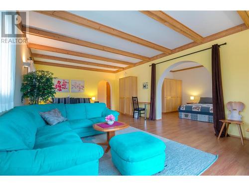 2190 30 Street Ne, Salmon Arm, BC - Indoor Photo Showing Living Room