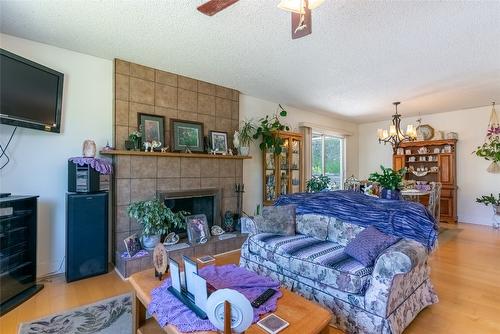 5121 Crawford Place, Kamloops, BC - Indoor Photo Showing Living Room With Fireplace