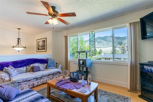 5121 Crawford Place, Kamloops, BC - Indoor Photo Showing Living Room