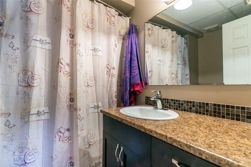 5121 Crawford Place, Kamloops, BC - Indoor Photo Showing Bathroom