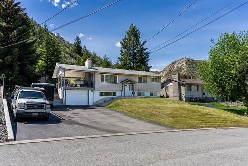 5121 Crawford Place, Kamloops, BC - Outdoor With Facade