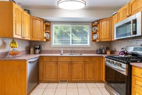 5121 Crawford Place, Kamloops, BC - Indoor Photo Showing Kitchen With Double Sink