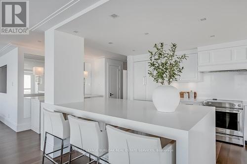 605 - 2190 Lakeshore Road, Burlington, ON - Indoor Photo Showing Kitchen With Upgraded Kitchen