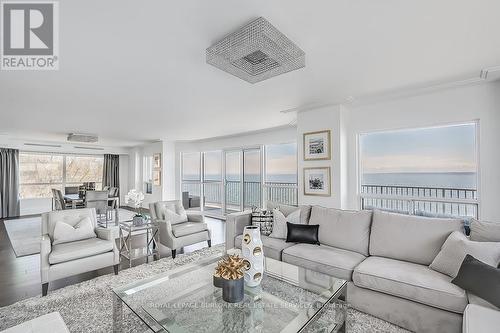 605 - 2190 Lakeshore Road, Burlington, ON - Indoor Photo Showing Living Room