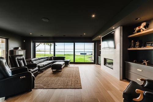 Boudoir - 21 Prom. St-Louis, Notre-Dame-De-L'Île-Perrot, QC - Indoor With Fireplace