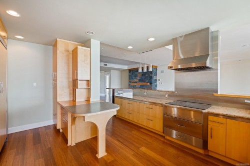 821-21 Dallas Rd, Victoria, BC - Indoor Photo Showing Kitchen
