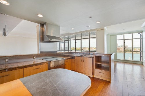 821-21 Dallas Rd, Victoria, BC - Indoor Photo Showing Kitchen