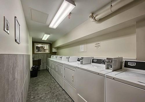 Salle communautaire - 804-6 Av. Argyle, Saint-Lambert, QC - Indoor Photo Showing Laundry Room