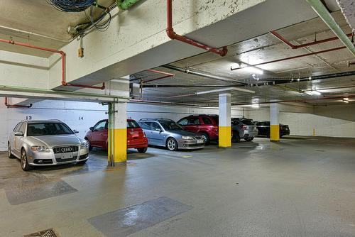 Garage - 804-6 Av. Argyle, Saint-Lambert, QC - Indoor Photo Showing Garage