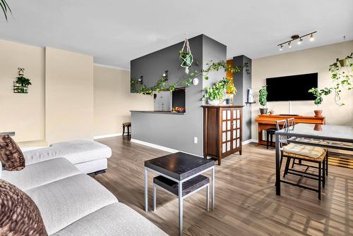 Salon - 804-6 Av. Argyle, Saint-Lambert, QC - Indoor Photo Showing Living Room