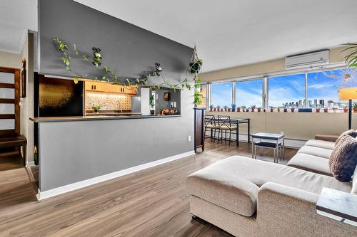 Salon - 804-6 Av. Argyle, Saint-Lambert, QC - Indoor