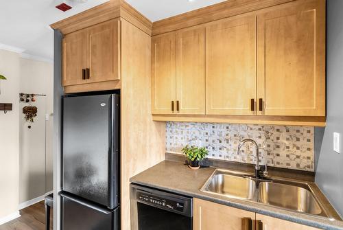Cuisine - 804-6 Av. Argyle, Saint-Lambert, QC - Indoor Photo Showing Kitchen With Double Sink