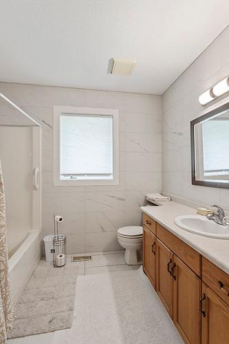 1047 Westview Road, Wynndel, BC - Indoor Photo Showing Bathroom