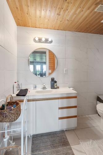 1047 Westview Road, Wynndel, BC - Indoor Photo Showing Bathroom