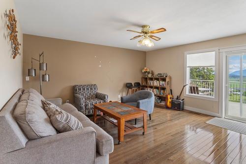 1047 Westview Road, Wynndel, BC - Indoor Photo Showing Living Room