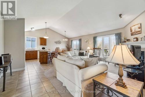 449 Barrington Court, Fort Erie (Ridgeway), ON - Indoor Photo Showing Living Room