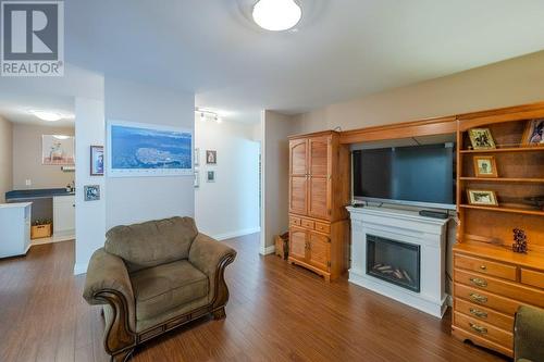 6905 Mountainview Drive, Oliver, BC - Indoor Photo Showing Living Room With Fireplace