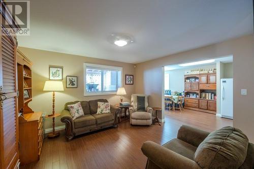 6905 Mountainview Drive, Oliver, BC - Indoor Photo Showing Living Room