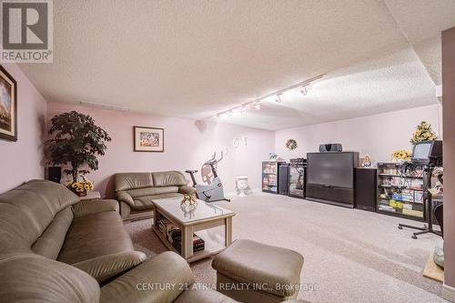 92 Springbrook Drive, Richmond Hill, ON - Indoor Photo Showing Living Room