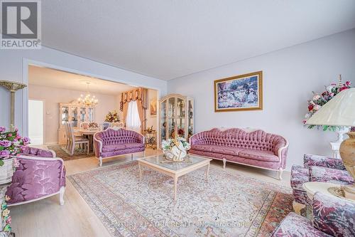 92 Springbrook Drive, Richmond Hill, ON - Indoor Photo Showing Living Room