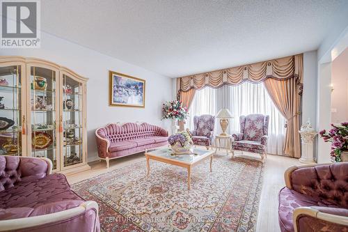 92 Springbrook Drive, Richmond Hill, ON - Indoor Photo Showing Living Room