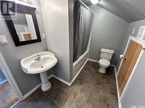 205 Carl Avenue E, Langenburg, SK - Indoor Photo Showing Bathroom