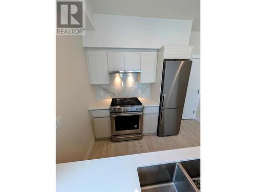 1925 Enterprise Way Unit# 403, Kelowna, BC - Indoor Photo Showing Kitchen