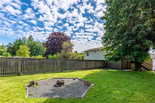 164 Crawford Rd, Campbell River, BC - Outdoor With Backyard