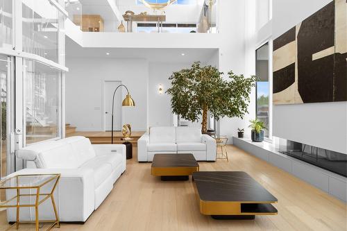 Salon - 40 Rue Valiquette, Magog, QC - Indoor