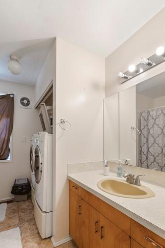 129 15Th Avenue, Creston, BC - Indoor Photo Showing Laundry Room