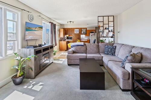 129 15Th Avenue, Creston, BC - Indoor Photo Showing Living Room