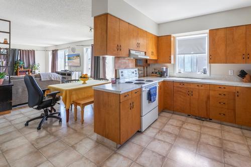 129 15Th Avenue, Creston, BC - Indoor Photo Showing Kitchen