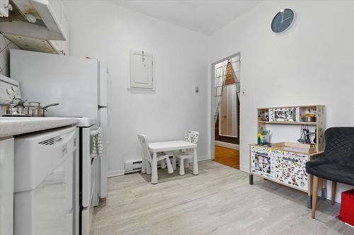 Cuisine - 2-327 Av. Melville, Westmount, QC - Indoor