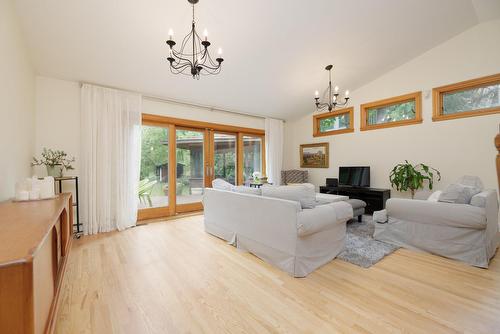 Salle familiale - 306 Rue Victoria, Baie-D'Urfé, QC - Indoor Photo Showing Living Room