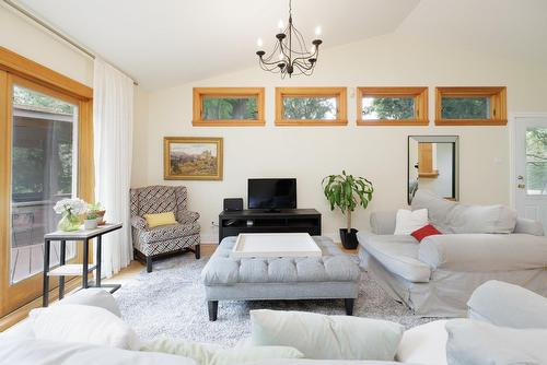 Salle familiale - 306 Rue Victoria, Baie-D'Urfé, QC - Indoor Photo Showing Living Room