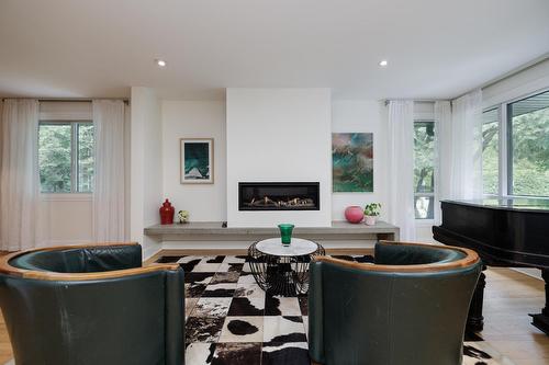 Salon - 306 Rue Victoria, Baie-D'Urfé, QC - Indoor Photo Showing Living Room With Fireplace
