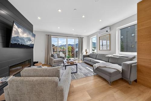 401-510 14Th Street, Invermere, BC - Indoor Photo Showing Living Room