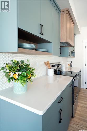 311 Veterans Drive, Warman, SK - Indoor Photo Showing Kitchen With Upgraded Kitchen