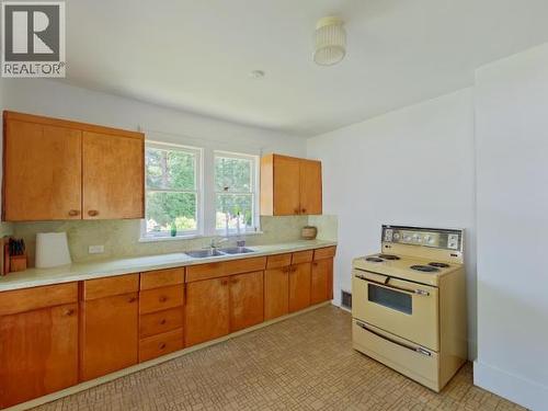 6237 Lund, Powell River, BC - Indoor Photo Showing Kitchen With Double Sink