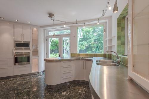 Cuisine - 21 Surrey Gdns, Westmount, QC - Indoor Photo Showing Kitchen With Double Sink