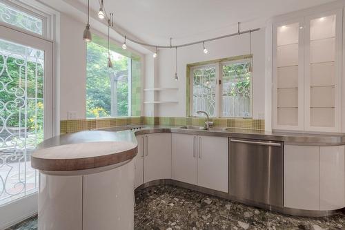 Cuisine - 21 Surrey Gdns, Westmount, QC - Indoor Photo Showing Kitchen With Double Sink
