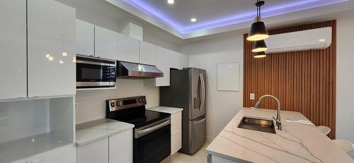 Kitchen - 1-2351 Rue Allard, Montréal (Le Sud-Ouest), QC - Indoor Photo Showing Kitchen