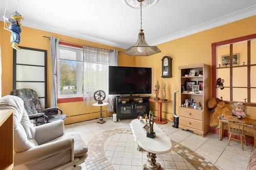 Salon - 7696 Boul. Ste-Anne, Château-Richer, QC - Indoor Photo Showing Living Room