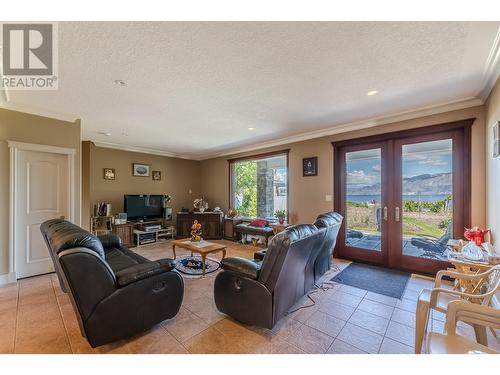 2350 Landry Crescent, Summerland, BC - Indoor Photo Showing Living Room