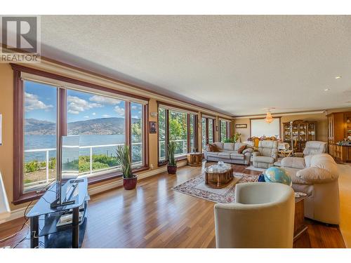2350 Landry Crescent, Summerland, BC - Indoor Photo Showing Living Room