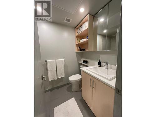 345 Dougall Road N Unit# 215, Kelowna, BC - Indoor Photo Showing Bathroom