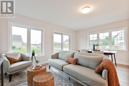 71 Harrow Lane, St. Thomas, ON - Indoor Photo Showing Living Room
